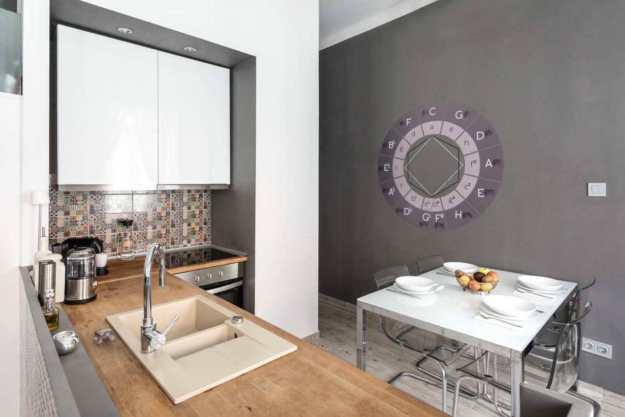 Elegant Apartment *